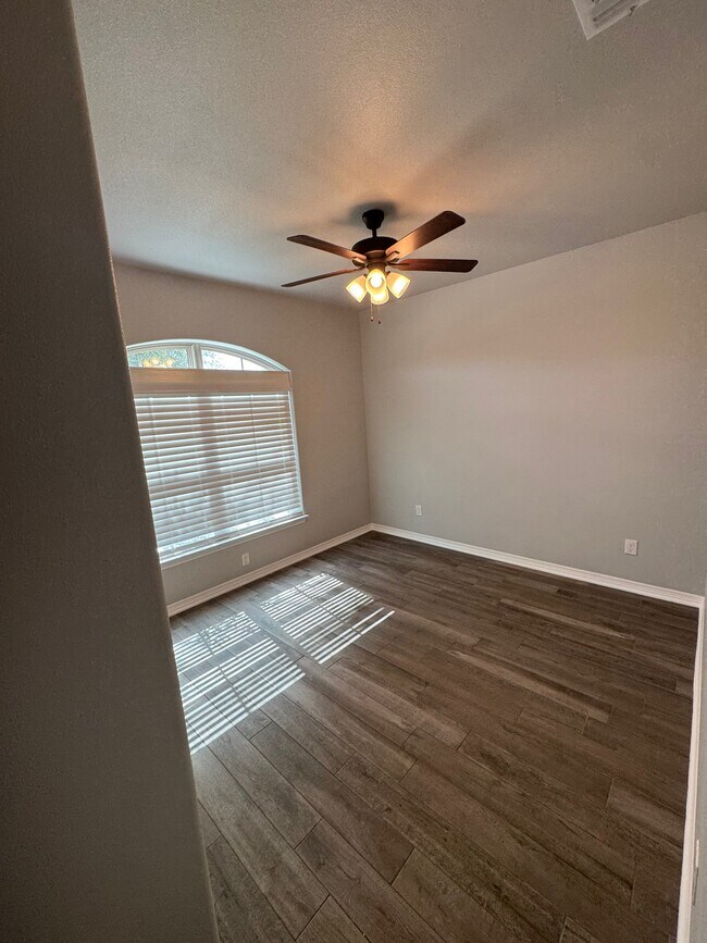 Building Photo - 1915 Rustic Manor Dr