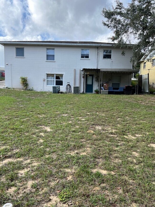 Building Photo - 3 Bedroom 1 Bath-1/2 of a Duplex Available...