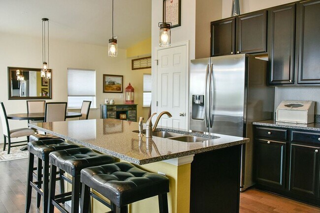 Foto del edificio - Great 3 Bed / 3 Bath with Garage! Open Floor Plan with Upgrades!