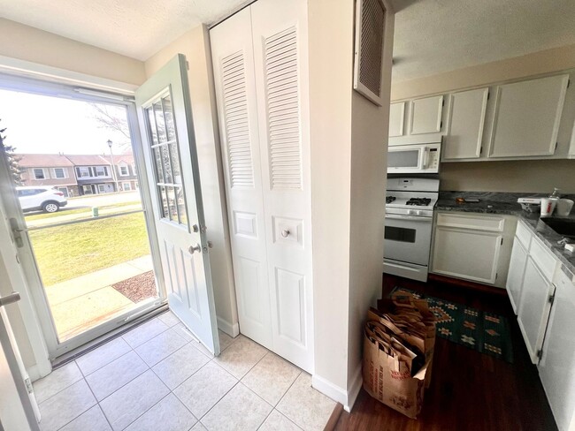 Building Photo - Adorable Townhouse - 2 Bedroom 1.5 Bathroom - Bonnie Brae Drive