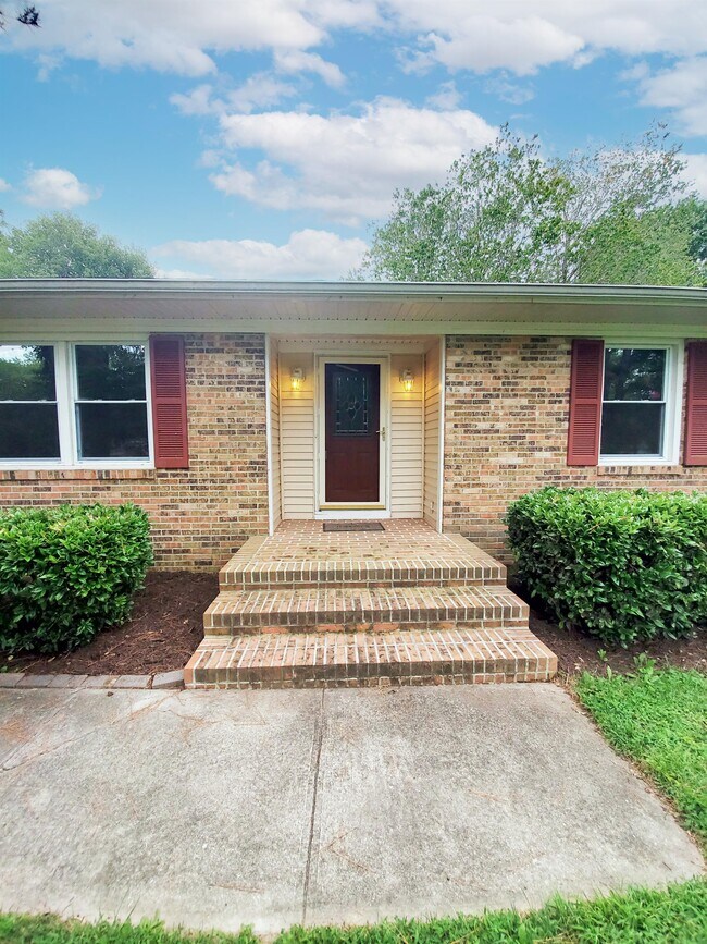 Building Photo - 1704 Somers Dr