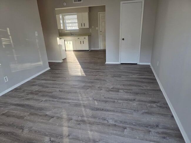 Foto del edificio - 7308 N Wade School Rd