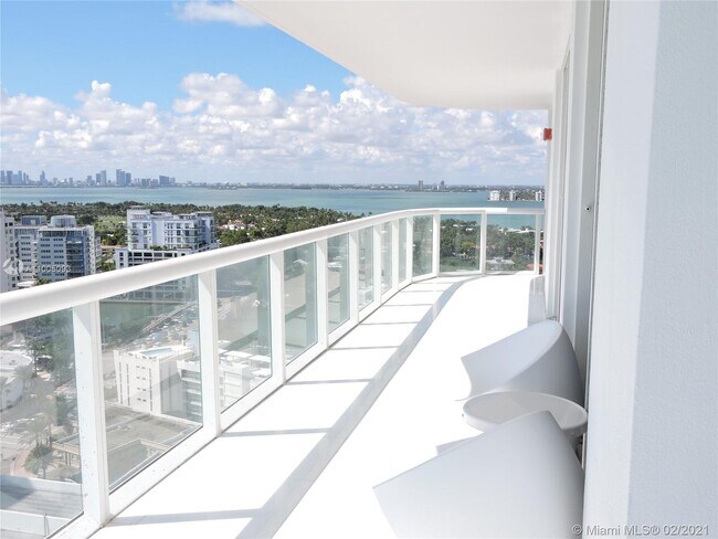 Foto del edificio - 6365 Collins Ave