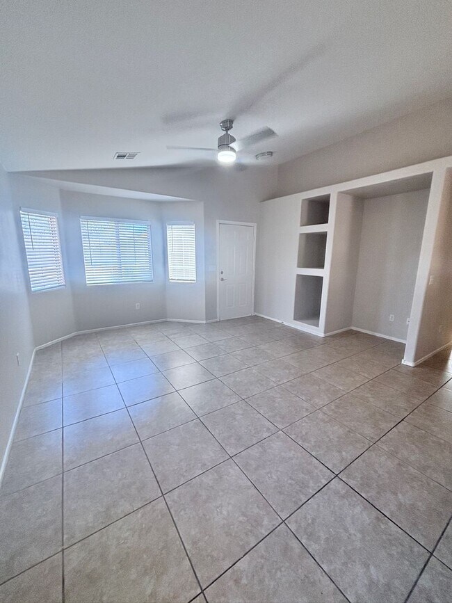 Foto del edificio - GREAT SINGLE STORY WITH 3 BEDS & 2 BATHS IN GATED COMMUNITY!