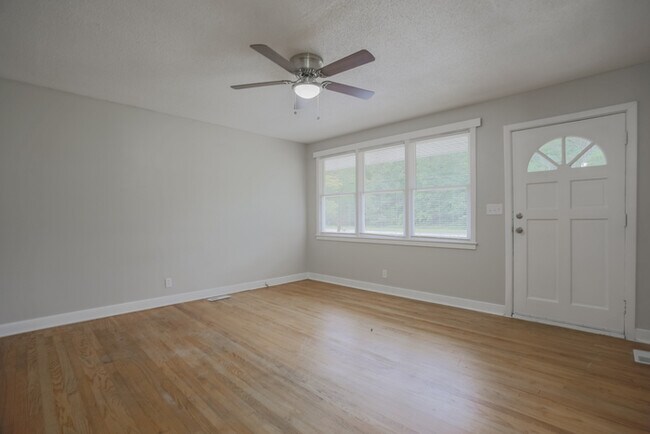 Foto del edificio - 883 Medfield Rd