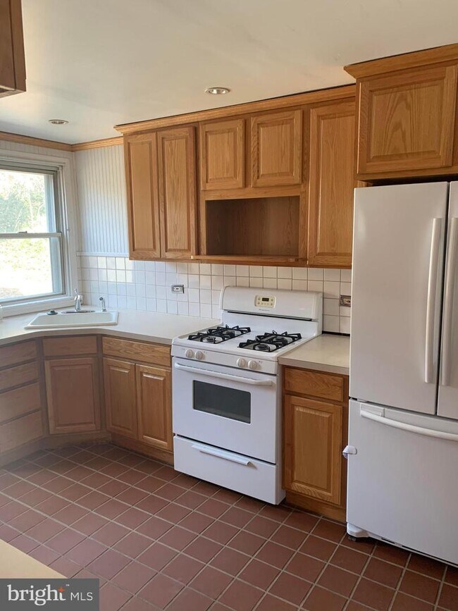 Building Photo - 636 Georges Ln