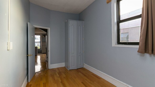 Foto del edificio - 2 br, 1 bath Apartment - 72 Scholes St Apt 4R