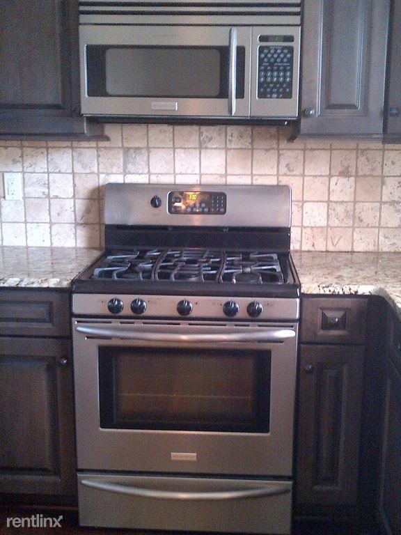 Building Photo - 3 br, 3.5 bath Townhome - 1346 Essex Manor...