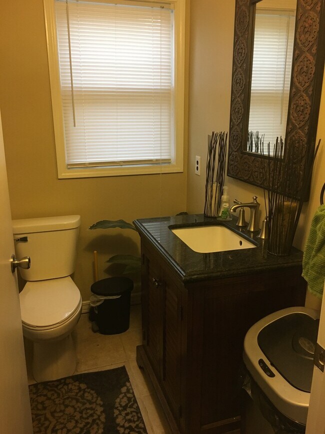 Foto del edificio - 327 Garfield Ave NW