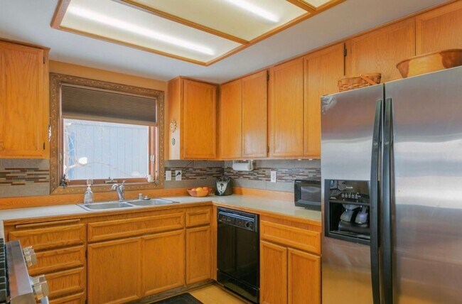 Building Photo - 3 bedroom / 2.5 bath / 2 car garage