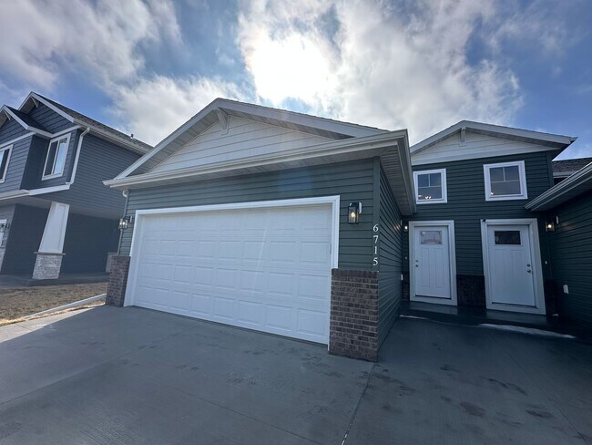Foto del edificio - 4-Bedroom, 2-Bathroom Twin Home in South Fargo!