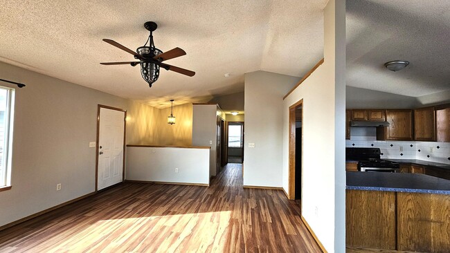 Building Photo - 4 bed, 3 bath Home w/ 2 car garage in Hays...