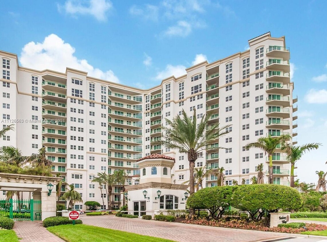 Foto principal - 19900 E Country Club Dr