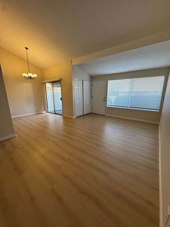 Foto del edificio - Bright, Updated Home Ready to Move In