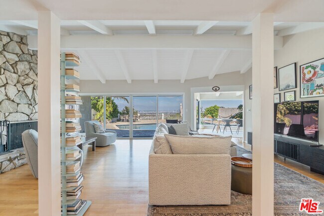Foto del edificio - 4246 Cloverdale Ave