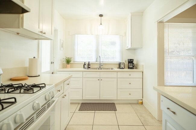 Building Photo - Spacious Furnished Home Near Pasadena City College