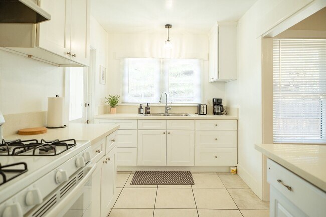 Foto del edificio - Spacious Furnished Home Near Pasadena City College