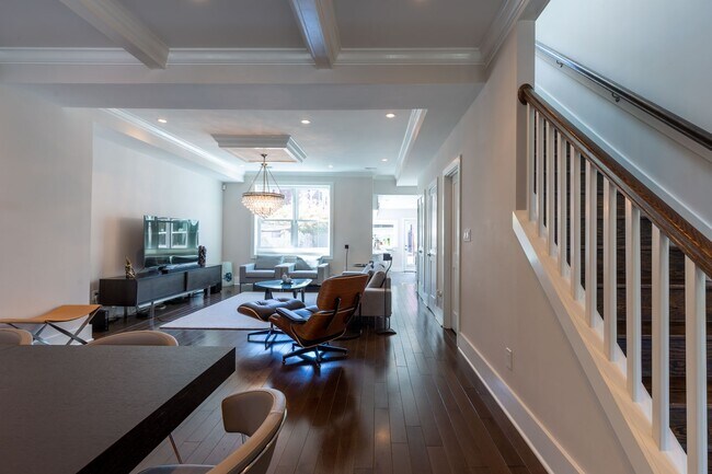Foto del edificio - Rare Gem in LeDroit Park w/ Parking!