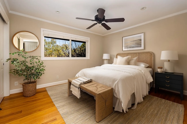 Foto del edificio - "Charming 1-Bed Retreat with Hardwood Elegance & Central Vacuum in Santa Barbara!"