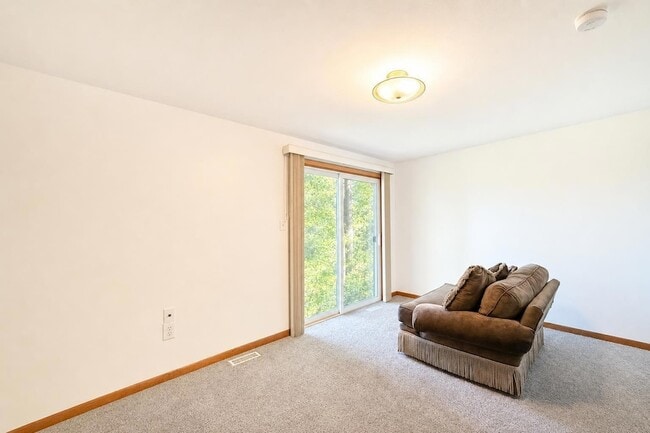 Building Photo - 8649 Hidden Lake Dr