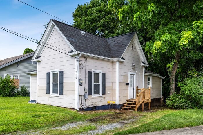 Foto principal - UNCG area with 3 bedrooms and 1 bath, Cent...