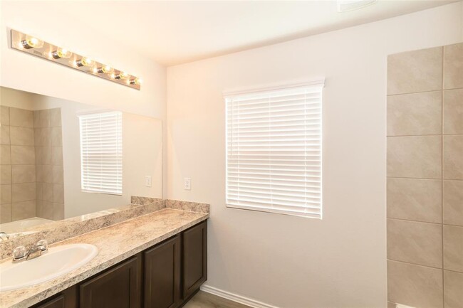 Foto del edificio - 13804 Winding Path Ln