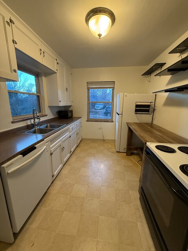 Cocina con nevera nueva - 3648 Ames St