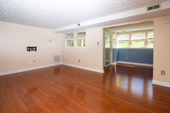 Building Photo - 606 Southern Hills Dr