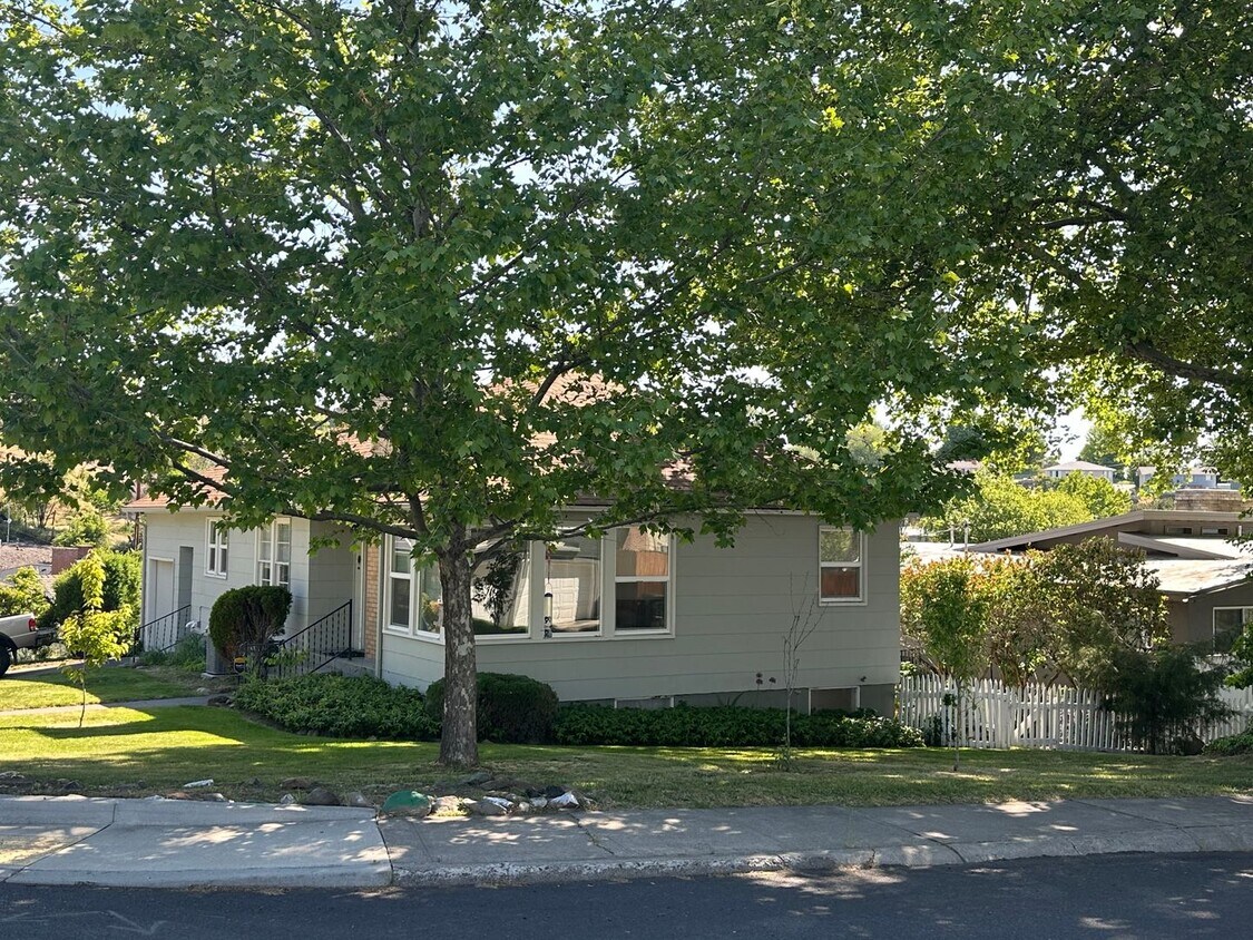 Building Photo - Large 3 bedroom 2 bath