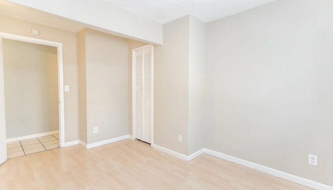 Foto del edificio - 3bed/2 bath just minutes walk to MacArthur...