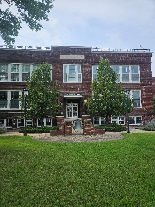 Building Photo - 7482 Center St