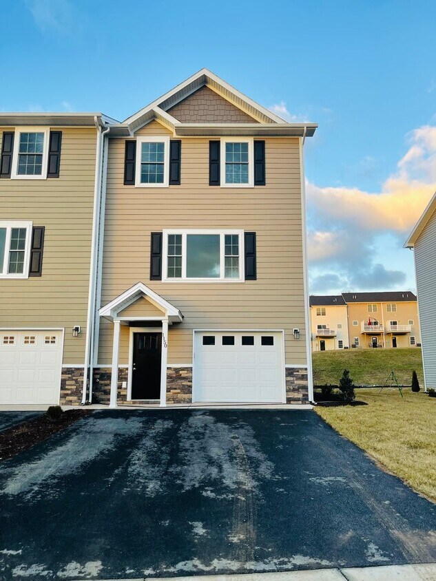 Foto principal - Like New End Unit Townhouse in Crescent Ridge