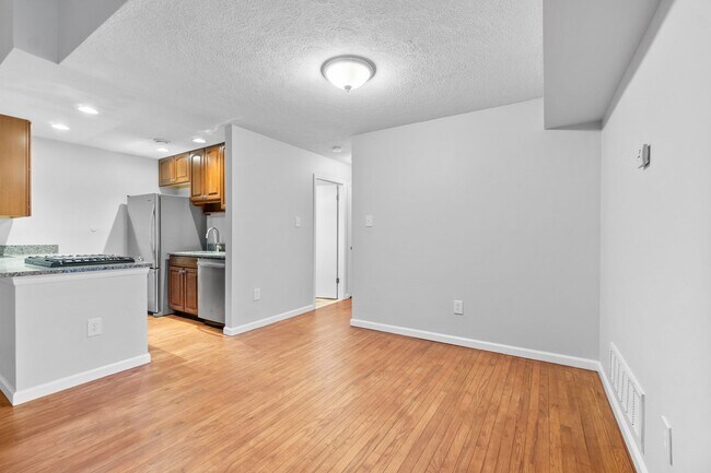 Foto del edificio - Open Concept and Renovated Top Level Condo. Close to BWI, Ft. Meade & NSA