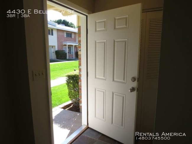 Building Photo - Excellent 3 Bed/3 Bath Phoenix Townhome!