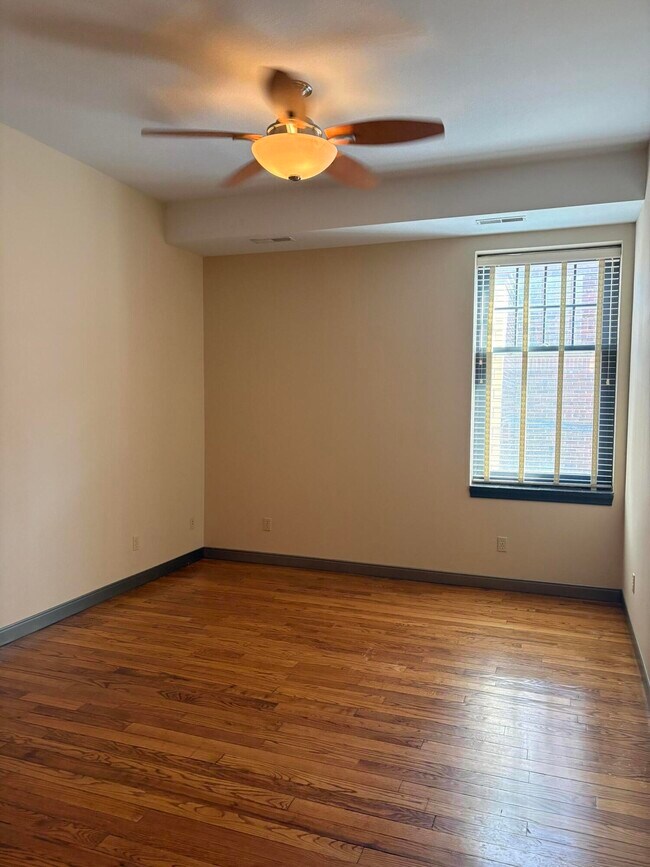 Foto del edificio - 1106 E Broadway