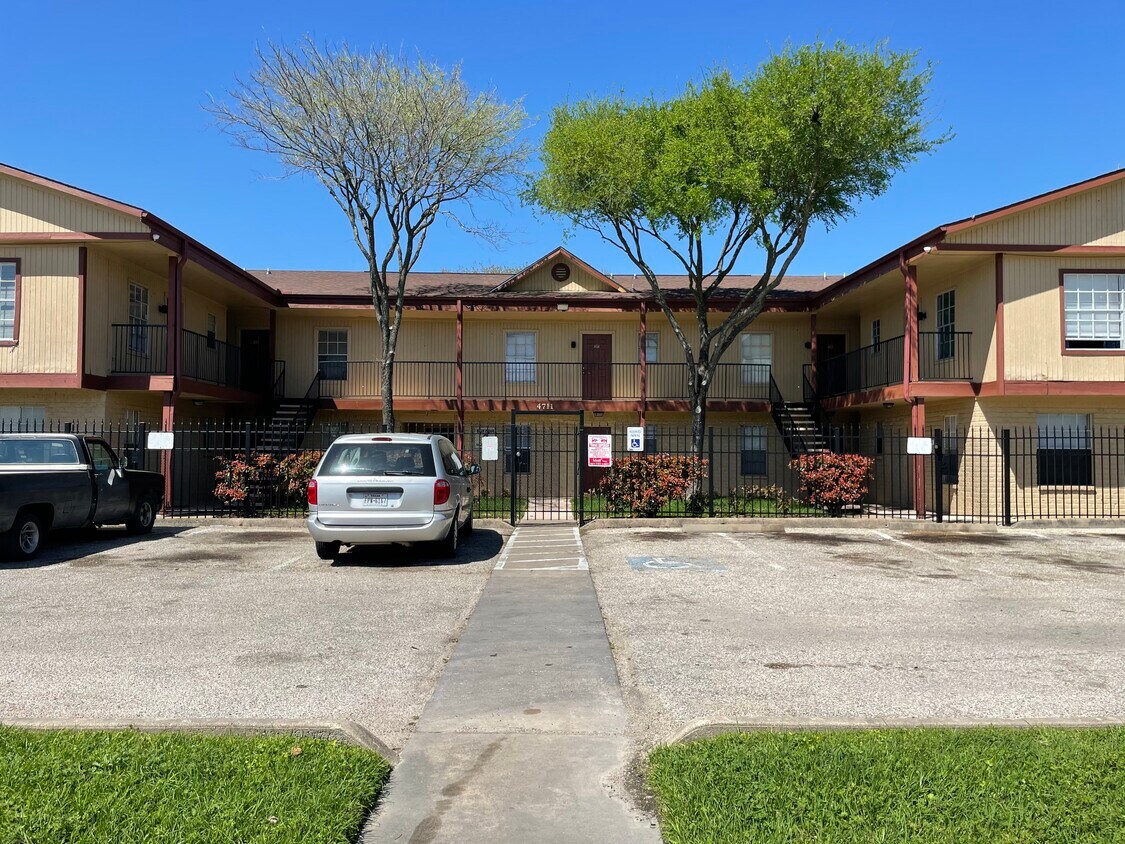 Courtyard - 4711 Palisade Dr