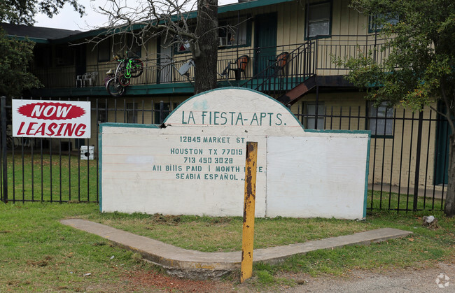 Foto del edificio - La Fiesta Apartments