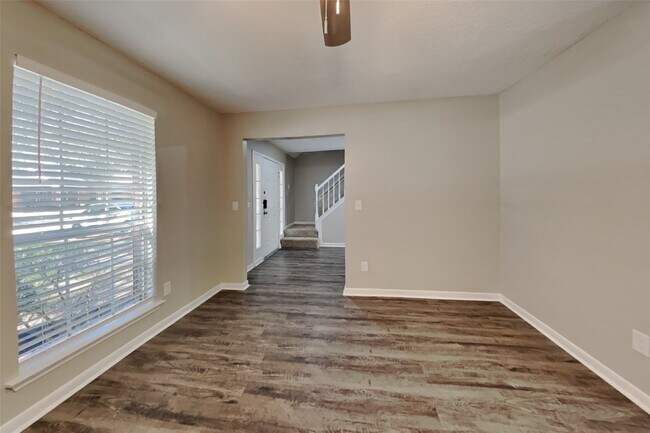 Foto del edificio - 3911 Spring River Dr