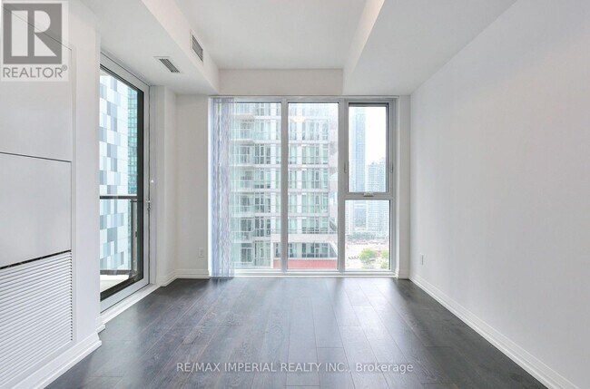 Building Photo - 400 King St W