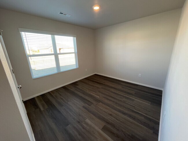 Foto del edificio - *FREE FENCE Special* BRAND NEW Three Bedro...
