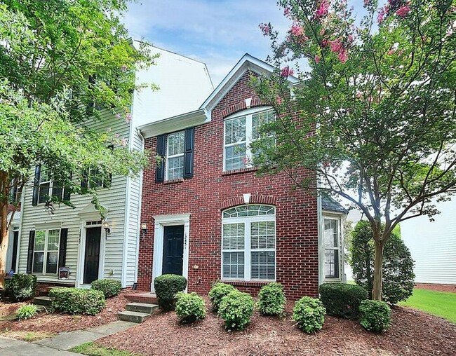 Building Photo - 2BD/2.5BA End Unit Townhome in Blakeney Greens!