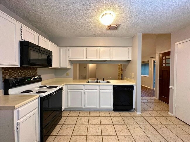 Foto del edificio - 16910 Village Oak Loop