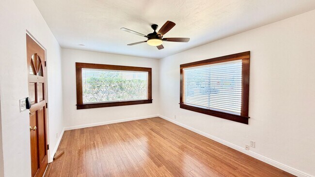 Foto del edificio - Darling Single Story Home, Blocks from the Beach, Amazing Location, & Close to Everything!