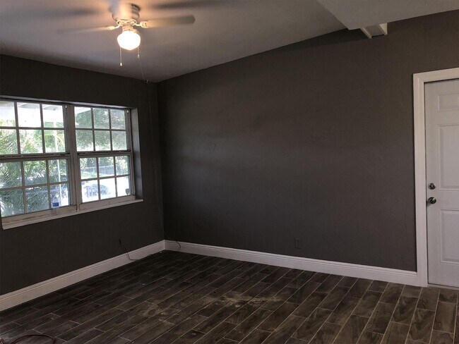 Building Photo - 301 Mentone Rd