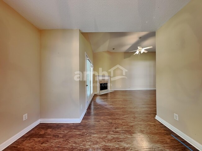 Foto del edificio - 263 Silver Brook Cir