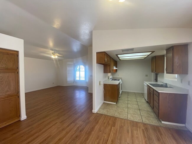 Building Photo - 3 Bedroom 2 Bathroom Home
