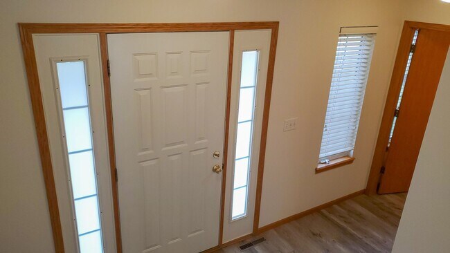 Building Photo - $1,550 | 2 Bedroom, 2.5 Bathroom Town Home...