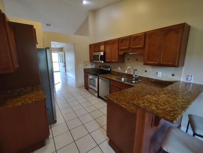 Building Photo - Nice Amaral Home with Wood Floors & Tile