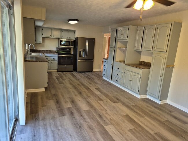 Building Photo - 3 or 4 Bedroom / 2 Bath Home   Kingsport TN
