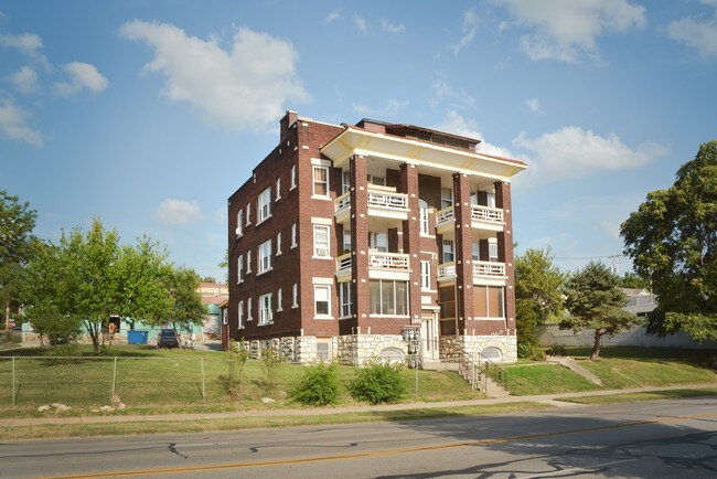 Building Photo - 2805-2809 Gillham Rd